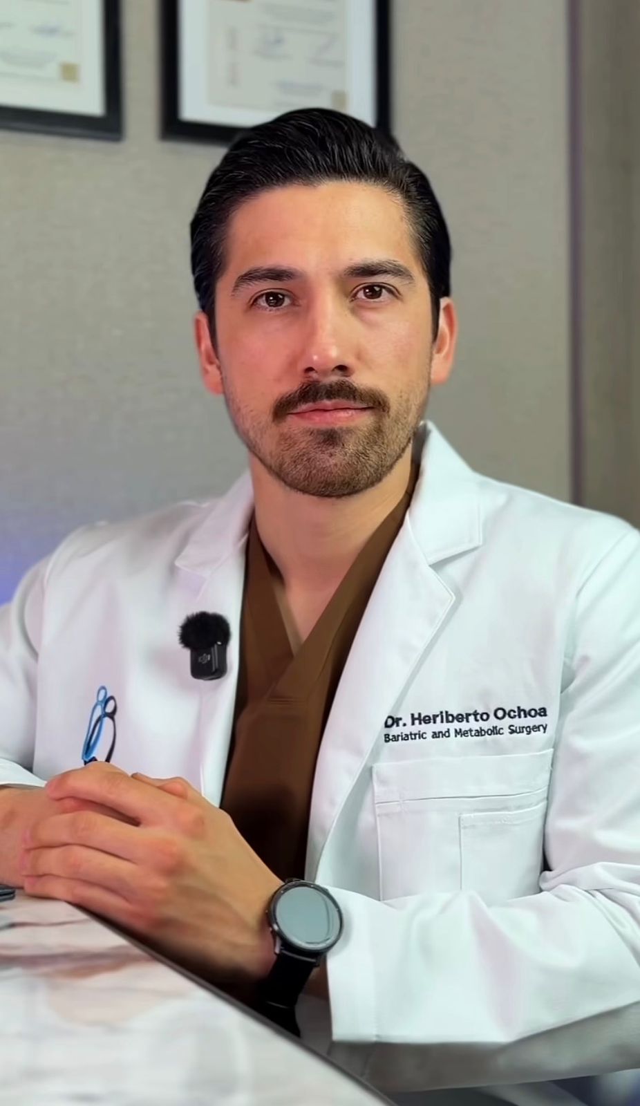 Dr. Heriberto Ochoa en consultorio